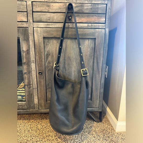 COACH 9085 black leather duffle feed bucket sac crossbody bag. - Picture 2 of 11